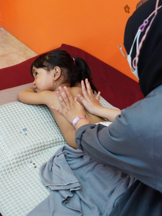Bidan FMBC memijat anak dengan lembut